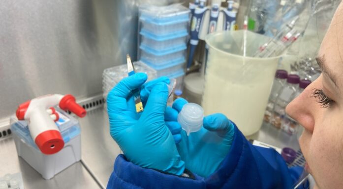 Bakteriesamfunn. Bildet viser Madeleine Gundersen i laboratoriet.