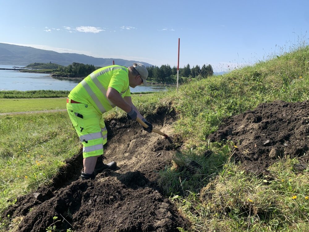 Bildet viser Lars Forseth som graver i Herlaugshaugen.