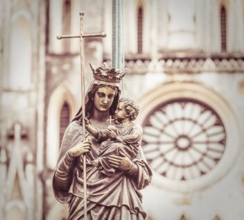 Armkrok. Bildet viser en statue av Maria med Jesus i venstre armkrok.