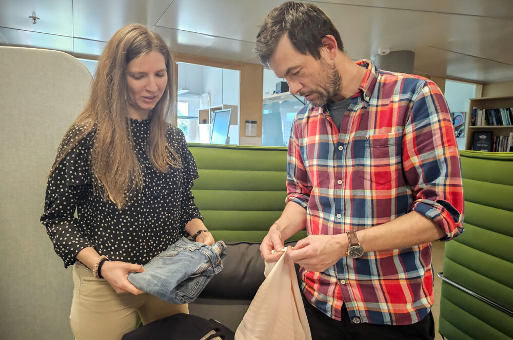 Klær Hvor kommer egentlig klærne våre fra? Forskerne Kamila Krych og Johan Berg Pettersen har sett på spørsmålet i stor skala, og ser for anledningen på vaskelappen på noen brukte klær. 