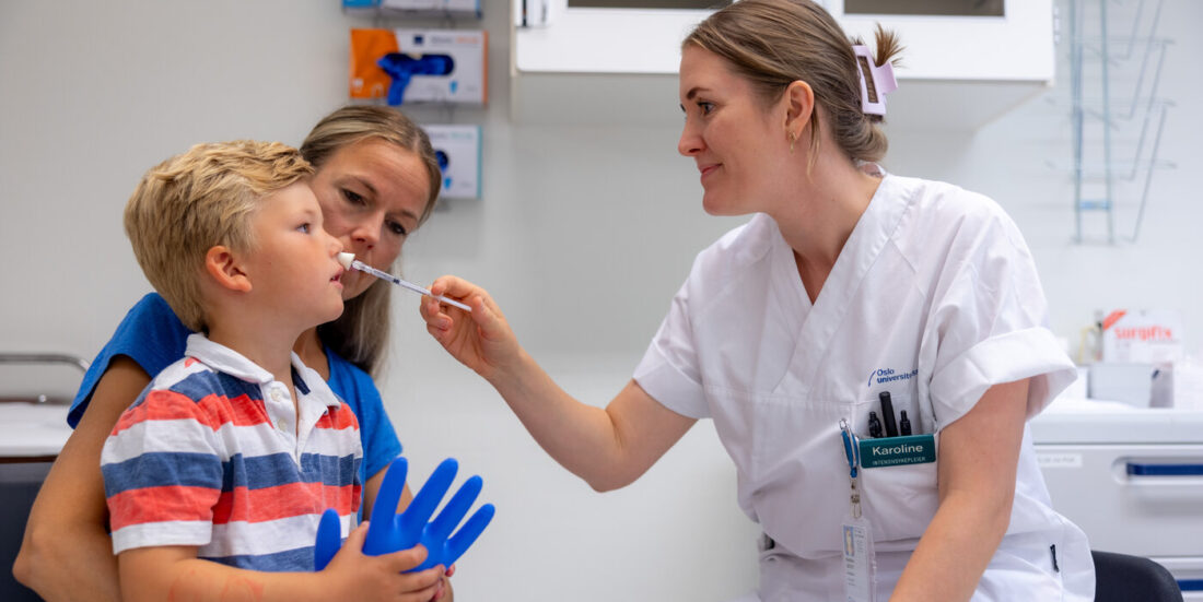 Nesespray med smertestillende: Foto viser et barn på sykehus som får smertestillende gjennom en nesespray.