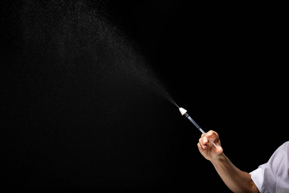 Nesespray med smertestillende: Foto viser en sprøyte som brukes som en nesespray gjennom en egen tipp som settes på sprøyta. 