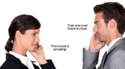 Språk. Bildet viser to mennesker som ser på hus, og gjør forskjell på dette og det der borte.