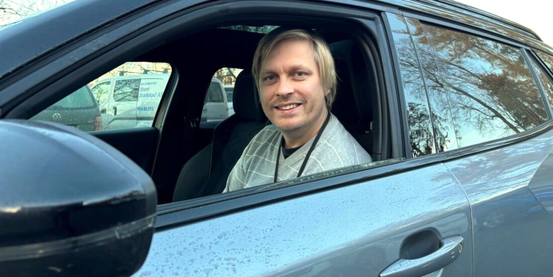 Seniorforsker Petter Arnesen i SINTEF i bil.