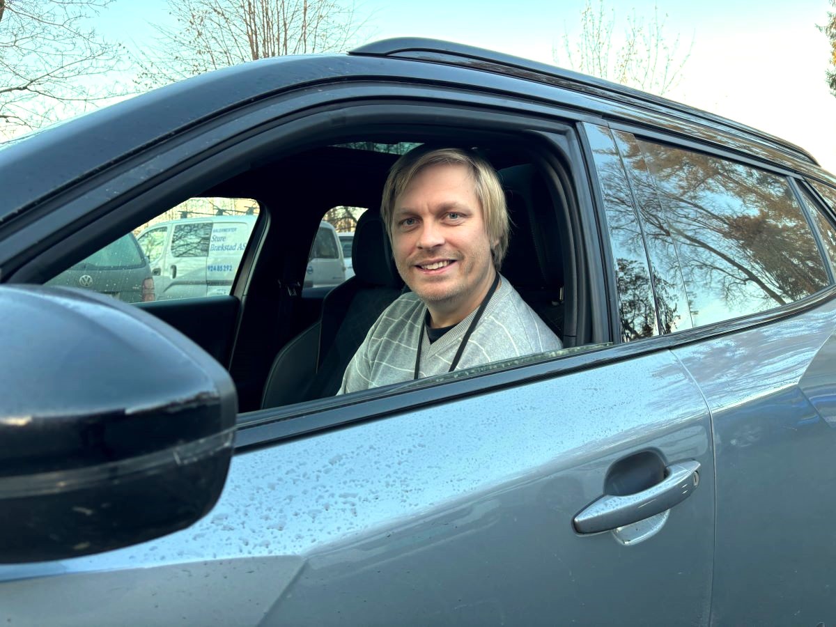 Seniorforsker Petter Arnesen i SINTEF i bil.