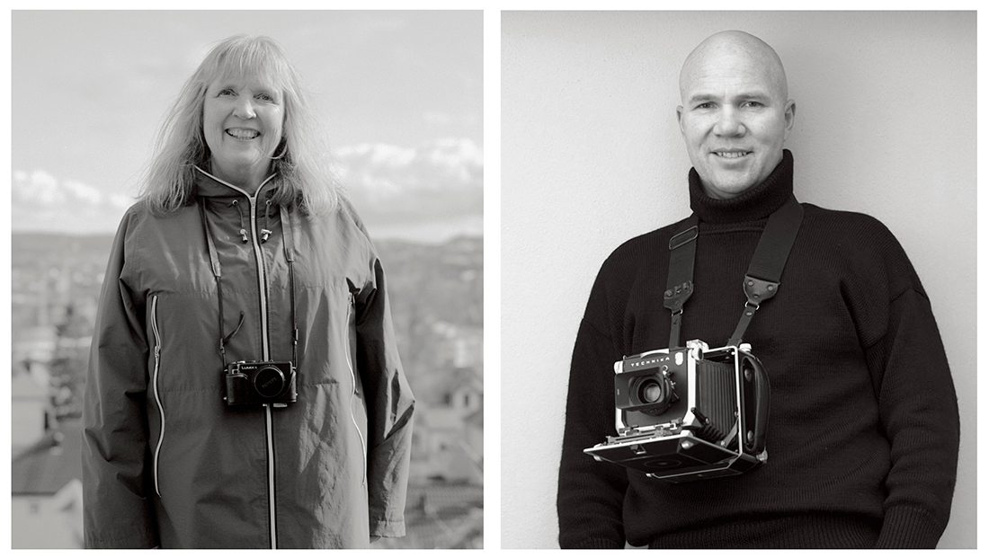Bilde som viser en mann og en kvinne med fotoapparater, utendørs