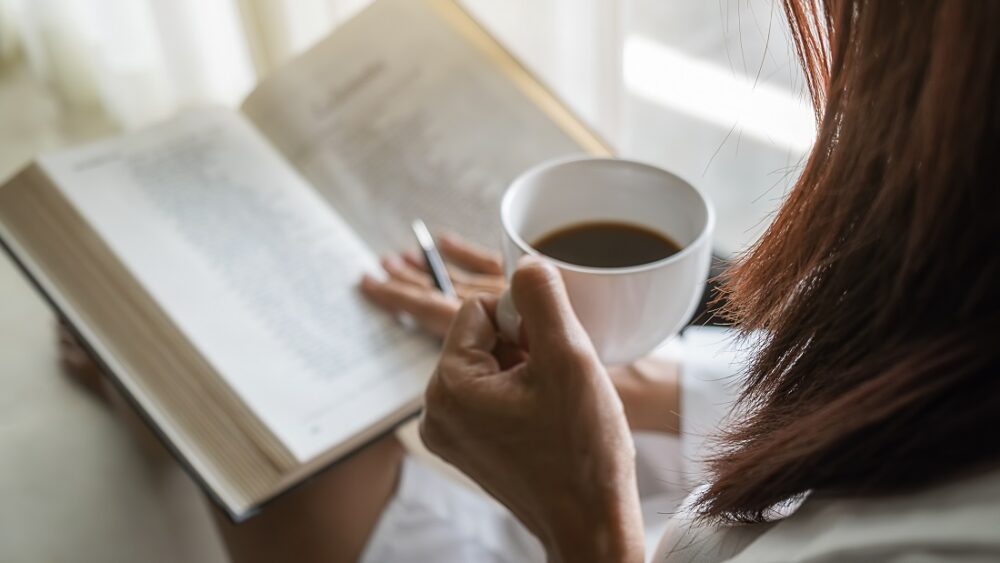 Stå-på-vilje. Bildet viser en kvinne som leser en bok.