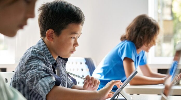 Utdannelse. Bildet viser skolebarn i lasserommet.