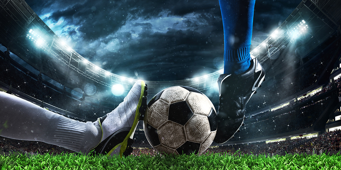 Illustrasjonsbilde av en fotball og bein som sparker på ballen.