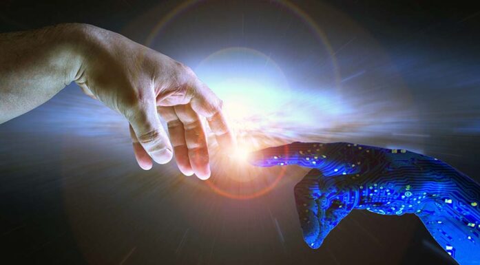 Kunstig intelligens: Bildet viser en menneskehånd og en robothånd