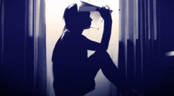 Bilde som viser sittende ung kvinne i silhuett mot vindu. Til artikkel om studielån og karakterer