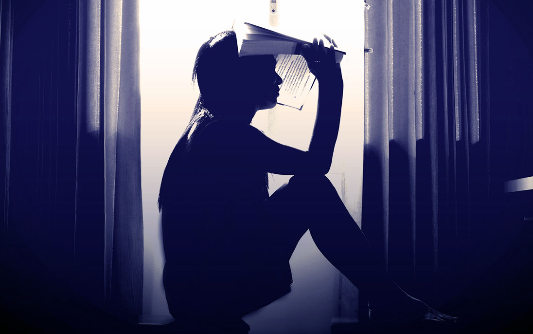 Bilde som viser sittende ung kvinne i silhuett mot vindu. Til artikkel om studielån og karakterer