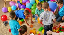 Leke: Barn leker med ballonger