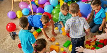 Leke: Barn leker med ballonger