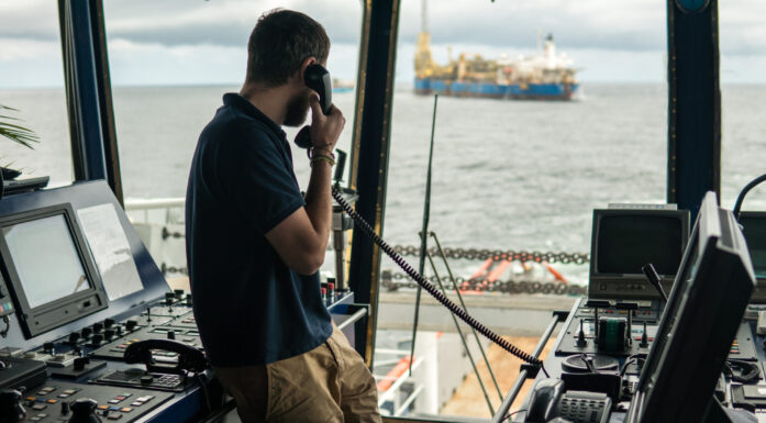 Bilde som viser en sjøoffiser på en skipsbro. Til sak om sjøfolk og sikkerhet ved selvkjørende skip.