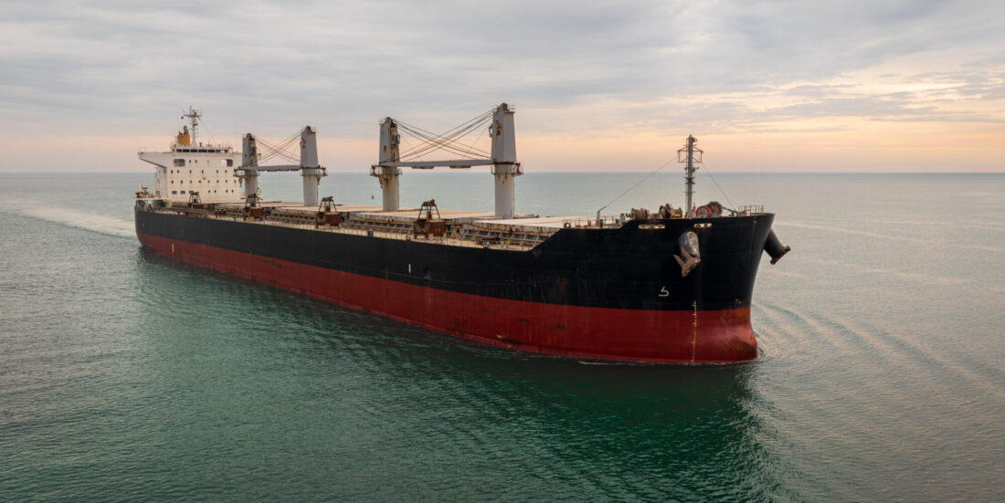 Tørrbulk skip på stille hav Illustrasjon til sak om redere som skal kutte klimautslipp