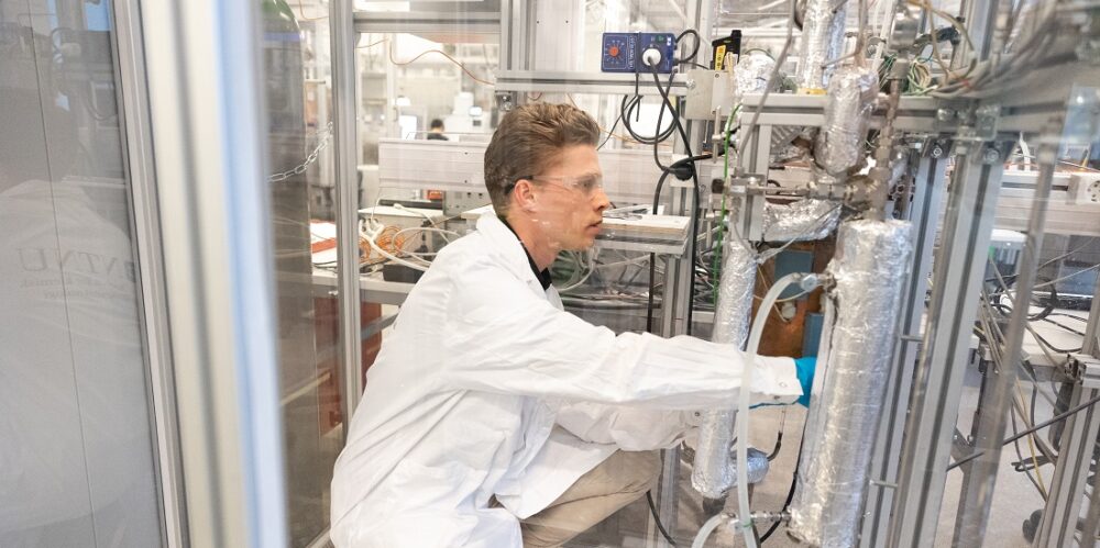 Biomasse. Bildet viser Ask Lysne i laboratoriet.