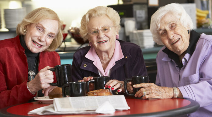 Omsorgstjenester: tre eldre damer på kafe