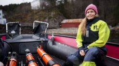 Roboter. Bildet viser professor Ingrid Bouwer Utne i en båt.