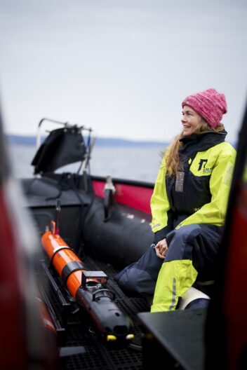 Roboter. Bildet viser professor Ingrid Bouwer Utne i en gummibåt.