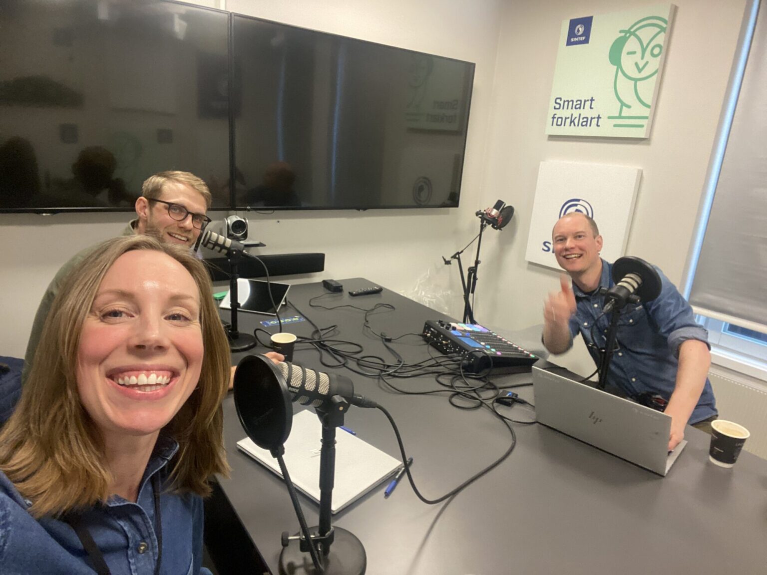 Forsker Eli Fyhn Ullern i podcaststudio. Hun og kollegene forsker på plast og gjenbruk. Selfie