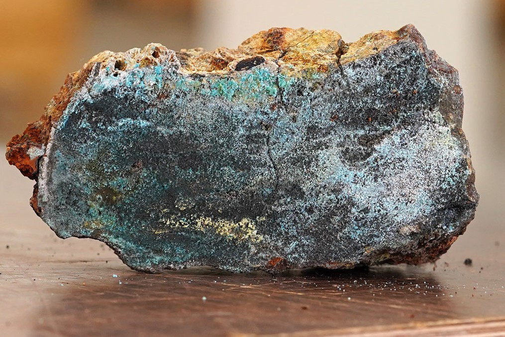 Havbunnsmineraler: Bilde av gjennomskåret stein med grønne utfellinger mellom grått stoff