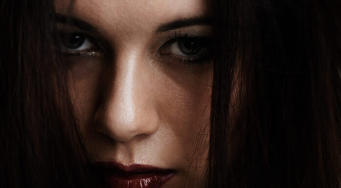 utsnitt ansikt alvorlig ung vakker kvinne