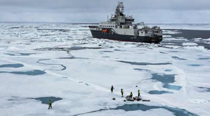 skip i isen i Arktis. Til sak om å trene algoritmer til å fjerne styggvær, slik at skipsfarten i Arktis kan bli tryggere