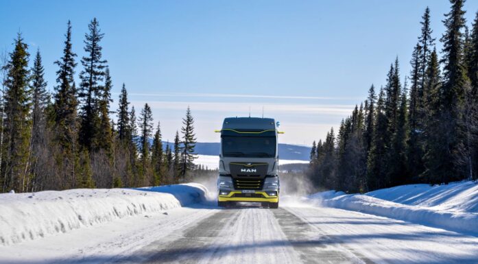 Lastebil som går på hydrogen kjører på snødekt vei. Pressefoto fra MAN