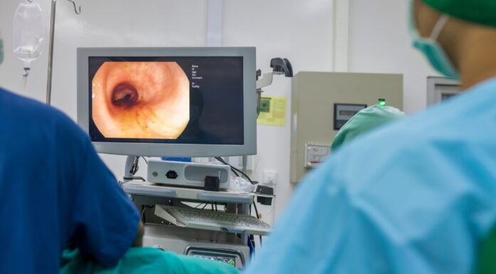 Leger som studerer en tykktarm på PC-skjerm. Nye modeller av tykktarmen kan avsløre sykdommer raskere