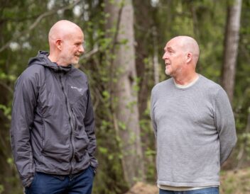 Vill. Bildet viser Ole Edward Wattne og Frode Strand Volden i skogen.