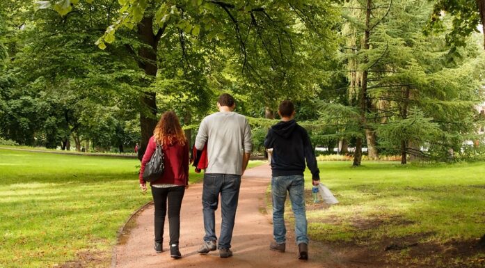 Pandemien. Bildet viser tre personer som går i Slottsparken i Oslo.