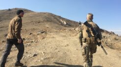 Afghanistan. Bildet viser Andreas Espetvedt Nordstrand og en marinejeger på vei opp en bakke i Afghanistan.