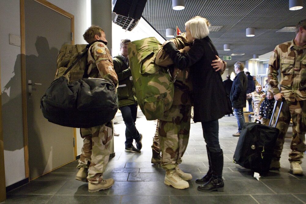 Afghanistan. Bildet viser gjensynsscener inne på flyplassen Gardermoen.