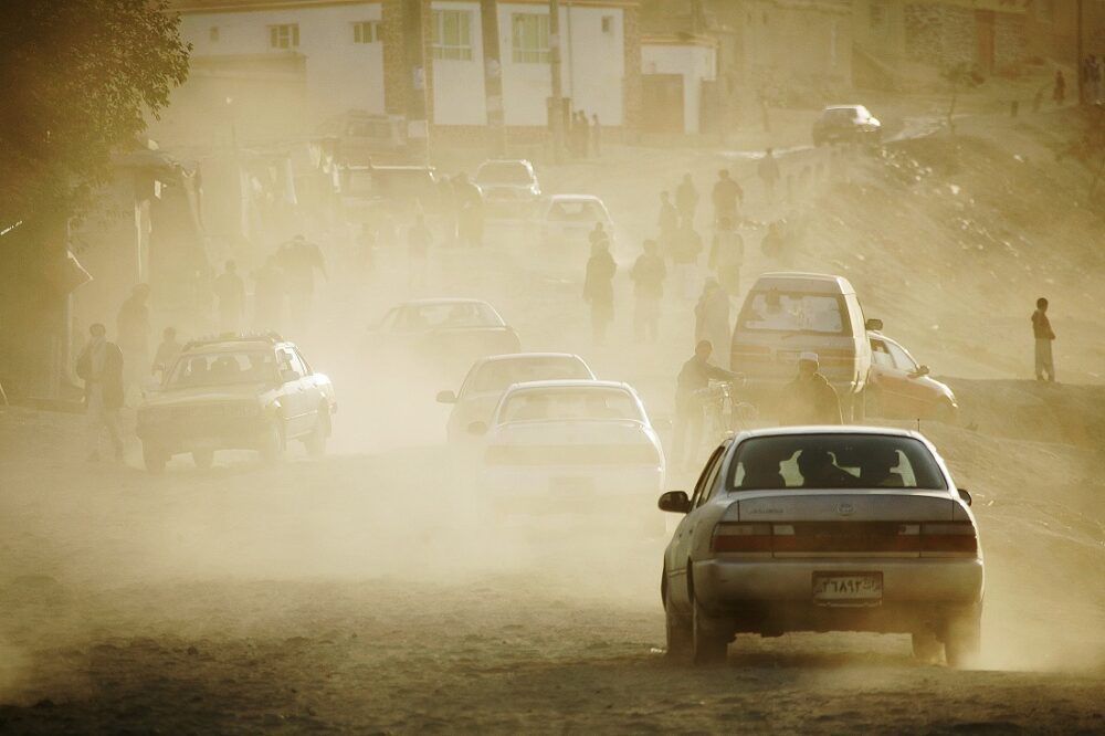 Afghanistan. Bildet viser en støvete gate i Kabul.