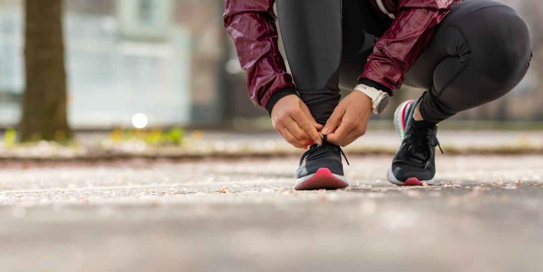 Jogger knytter skolisser før løpetur.