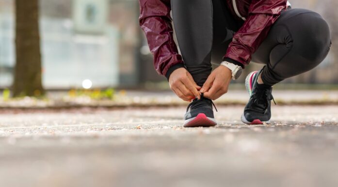 Jogger knytter skolisser før løpetur.