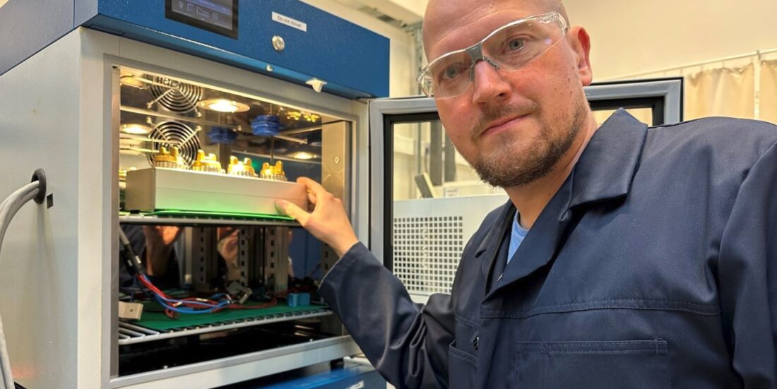 Forsker på framtidas batterier: Nils Peter Wagner i SINTEF's batterilab.