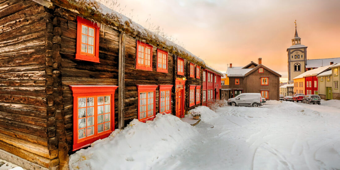 Gammelt hus i vakkert vinterlys på Røros.