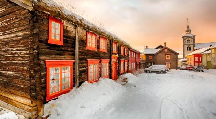 Gammelt hus i vakkert vinterlys på Røros.