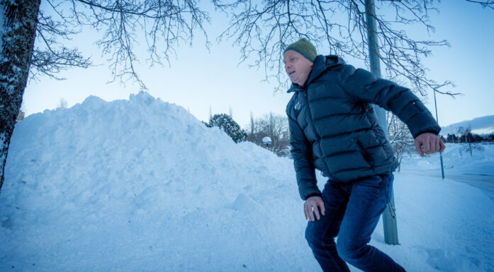 Mann med boblejakke i dyp snø. Til artikkel om snøkaos.