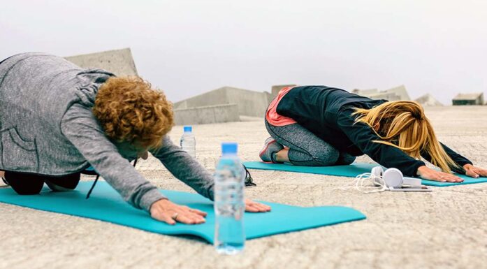 Yoga: to kvinner gjør yoga. Foto: Colourbox