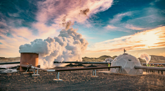 Jordvarme-brønn på Island. Røyk, blå himmel og måneliknende landskap omkranser rør og brønnen. Foto: Geothermal Research Cluster (GEORG)