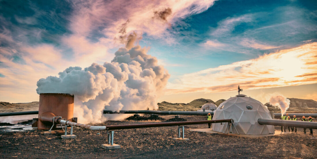 Jordvarme-brønn på Island. Røyk, blå himmel og måneliknende landskap omkranser rør og brønnen. Foto: Geothermal Research Cluster (GEORG)