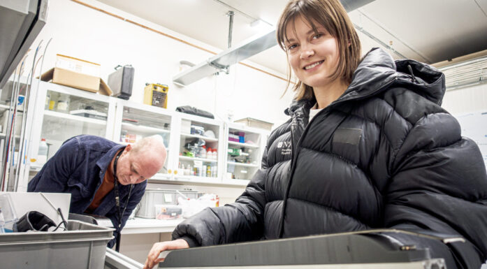 Kvinne holder en skinne for testing av langrennski innendørs. Til artikkel om forskning på fluorfrie ski