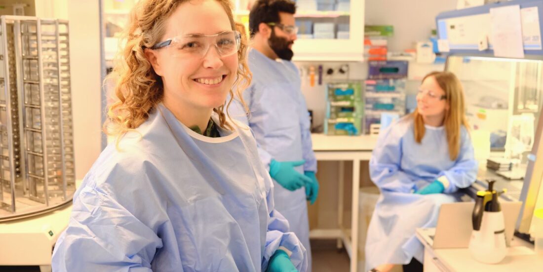 Dyrker kjøtt: Hanne Haslene-Hox (foran) forsker for å ta kjøttproduksjonen fra fjøset til laboratoriet – det gjør hun sammen med blant andre Aman Chahal og Kari Hjelen. (Foto: Silje Grytli Tveten, SINTEF)