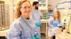Dyrker kjøtt: Hanne Haslene-Hox (foran) forsker for å ta kjøttproduksjonen fra fjøset til laboratoriet – det gjør hun sammen med blant andre Aman Chahal og Kari Hjelen. (Foto: Silje Grytli Tveten, SINTEF)
