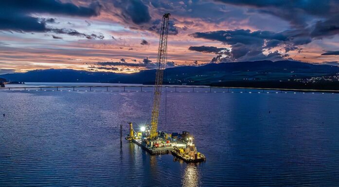 Fisk: Bildet viser bygging av bru over Mjøsa