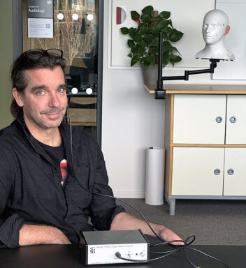 Bilde av en mann som sitter på et kontor.