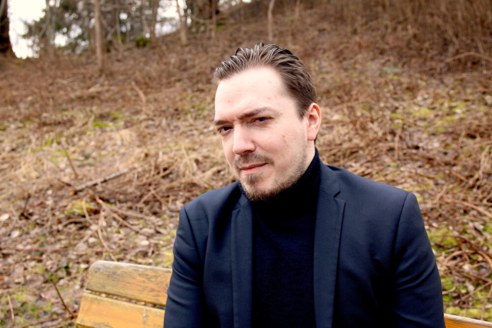 Angst. Foto viser forsker Renzo Bianchi som sitter på en benk.